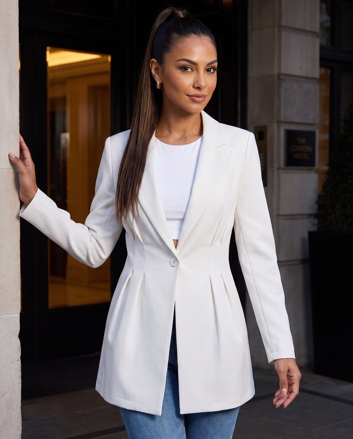 Valeria Tailored Blazer in White – London hotel evening | SKU: SOR-VALERIA-WHT-XS,SOR-VALERIA-WHT-S,SOR-VALERIA-WHT-M,SOR-VALERIA-WHT-L,SOR-VALERIA-WHT-XL